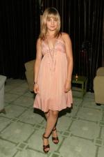 Мена Сувари: 267x400 / 23 Кб