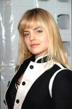 Мена Сувари: 267x400 / 26 Кб