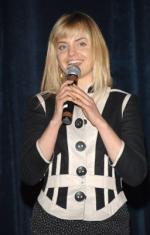 Мена Сувари: 256x400 / 22 Кб