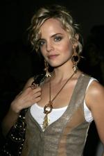 Мена Сувари: 267x400 / 22 Кб