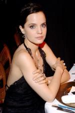 Мена Сувари: 267x400 / 22 Кб