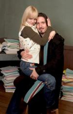 Мена Сувари: 257x400 / 23 Кб