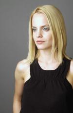 Мена Сувари: 261x400 / 15 Кб