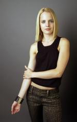 Мена Сувари: 253x400 / 16 Кб