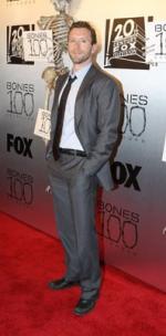 Ти-Джей Тайн: 198x400 / 20 Кб