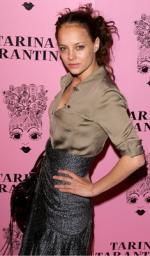 Бижу Филлипс: 235x400 / 28 Кб