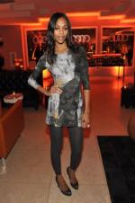 Зои Салдана: 266x400 / 24 Кб