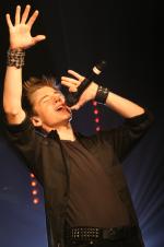 Люк Бенвард: 1365x2048 / 314 Кб