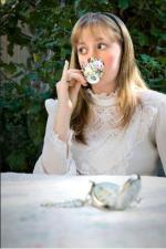 Megan McKinnon: 333x498 / 37 Кб