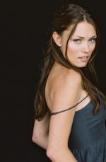 Клэр Грант: 504x768 / 48 Кб