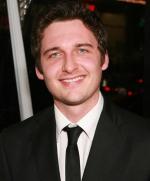 Тоби Леонард Мур: 332x400 / 21 Кб