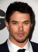 Келлан Латс: 297x400 / 22 Кб