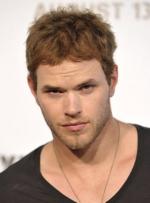 Келлан Латс: 297x400 / 19 Кб