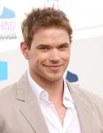 Келлан Латс: 311x400 / 18 Кб