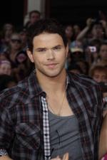 Келлан Латс: 267x400 / 22 Кб