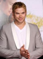 Келлан Латс: 290x400 / 21 Кб