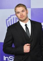 Келлан Латс: 283x400 / 18 Кб