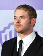 Келлан Латс: 307x400 / 20 Кб