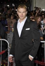 Келлан Латс: 277x400 / 23 Кб