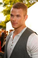 Келлан Латс: 267x400 / 23 Кб