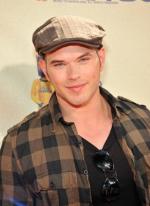 Келлан Латс: 292x400 / 25 Кб