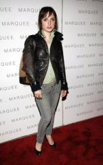 Зои Листер Джонс: 251x400 / 24 Кб