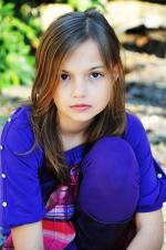 Mia Clarke: 1363x2048 / 364 Кб