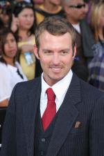 Gunner Wright: 333x500 / 34 Кб