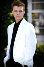 Nick Grosvenor: 1362x2048 / 197 Кб