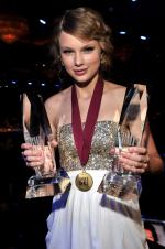 Тейлор Свифт: 1363x2048 / 423 Кб