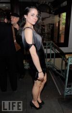 Эшли С. Уильямс: 381x594 / 33 Кб