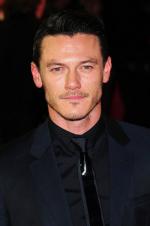 Люк Эванс: 395x594 / 34 Кб