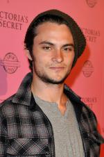 Шайло Фернандес: 1361x2048 / 600 Кб