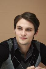 Шайло Фернандес: 333x500 / 22 Кб