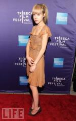 Антония Кэмпбелл-Хьюджес: 376x594 / 37 Кб