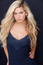 Эмили Пельз: 300x450 / 26 Кб