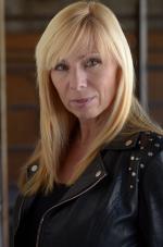 Кэролайн Мэттьюс: 1356x2048 / 295 Кб