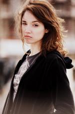 Кэролайн Хьюс: 1365x2048 / 377 Кб