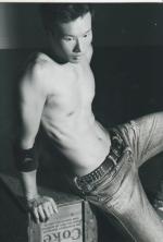 Холден Вонг: 409x604 / 37 Кб