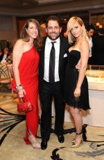 Мена Сувари: 640x979 / 123 Кб