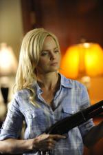 Мена Сувари: 400x600 / 40 Кб