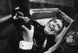 Фото - Дракула восстал из могилы: 309x212 / 20 Кб