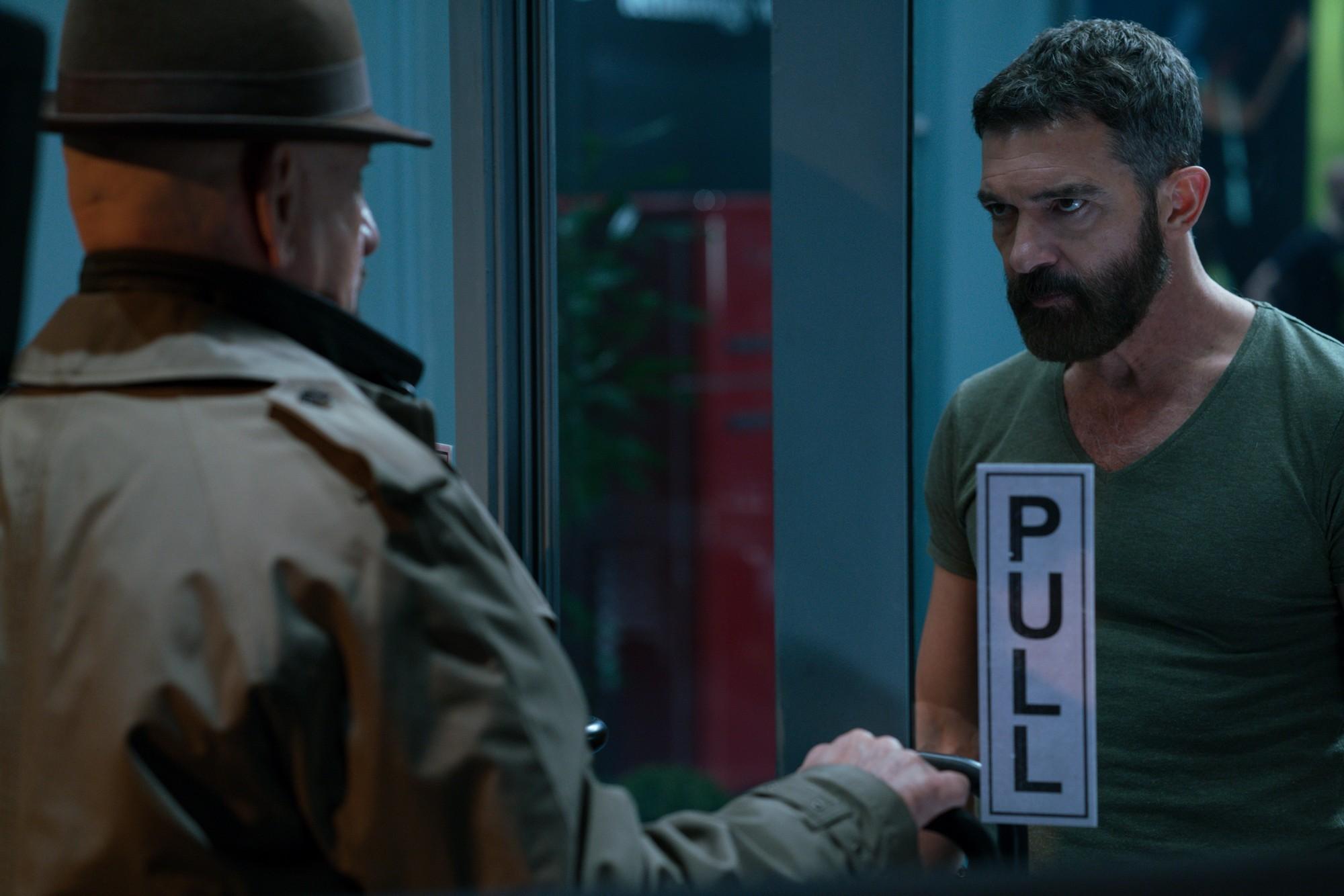 Фото - Охранник: 2000x1334 / 142.35 Кб