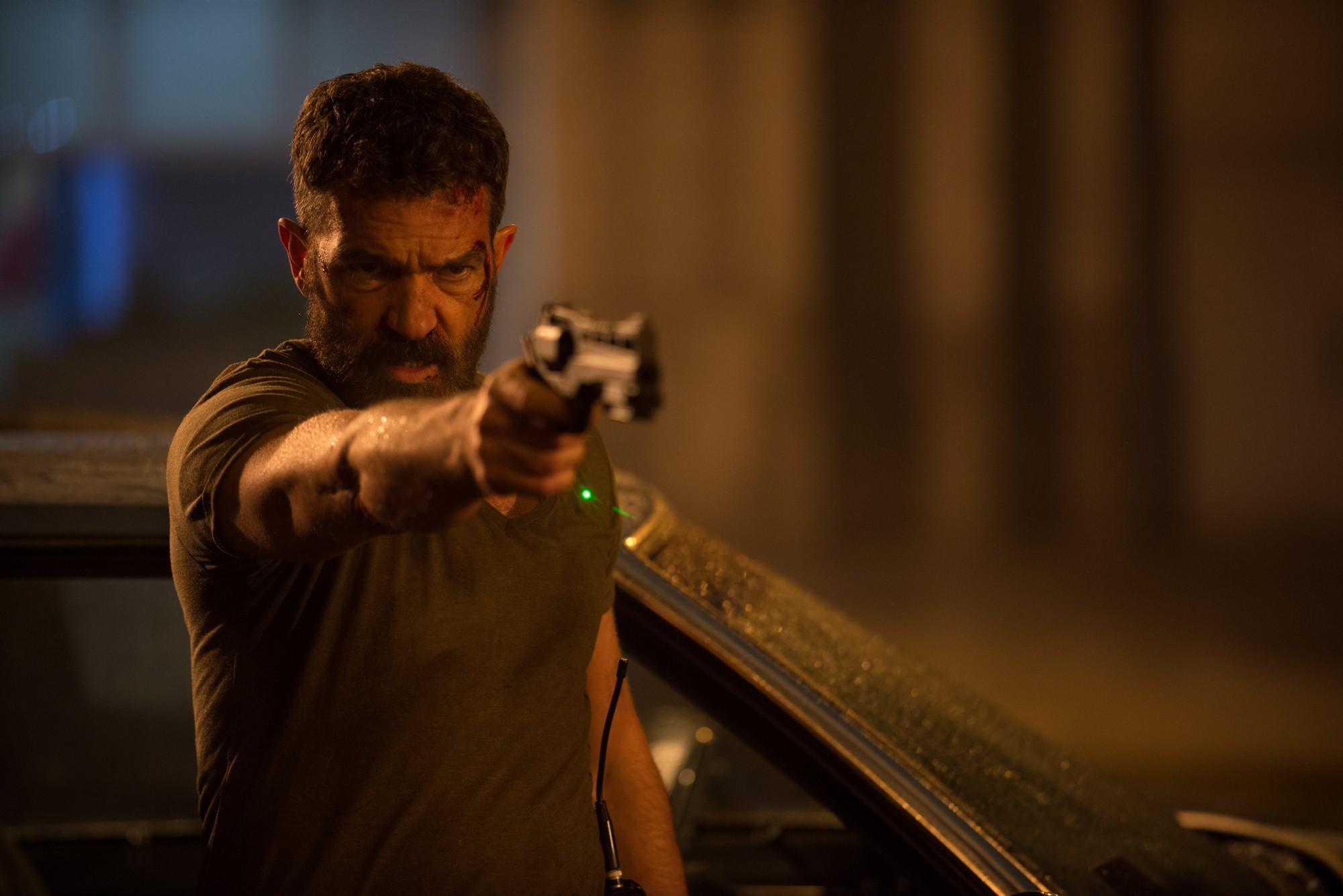 Фото - Охранник: 2000x1335 / 119.42 Кб