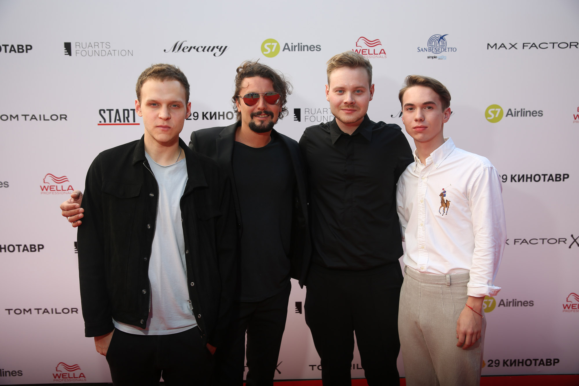 Фото - Подбросы: 2000x1333 / 286.03 Кб