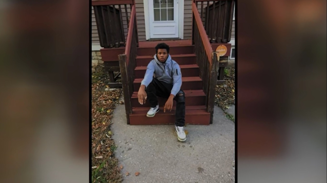 Фото - : 1366x768 / 145 Кб