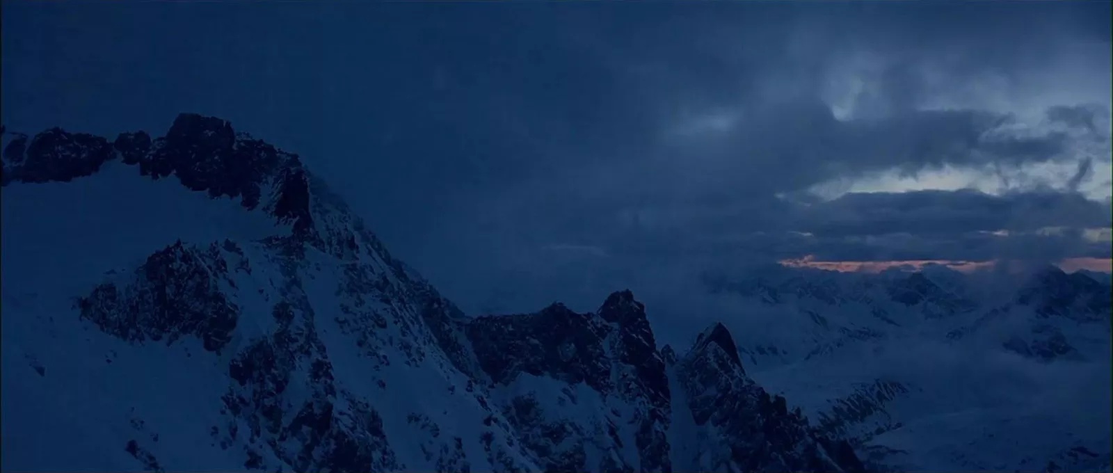 Фото - : 1600x680 / 140 Кб