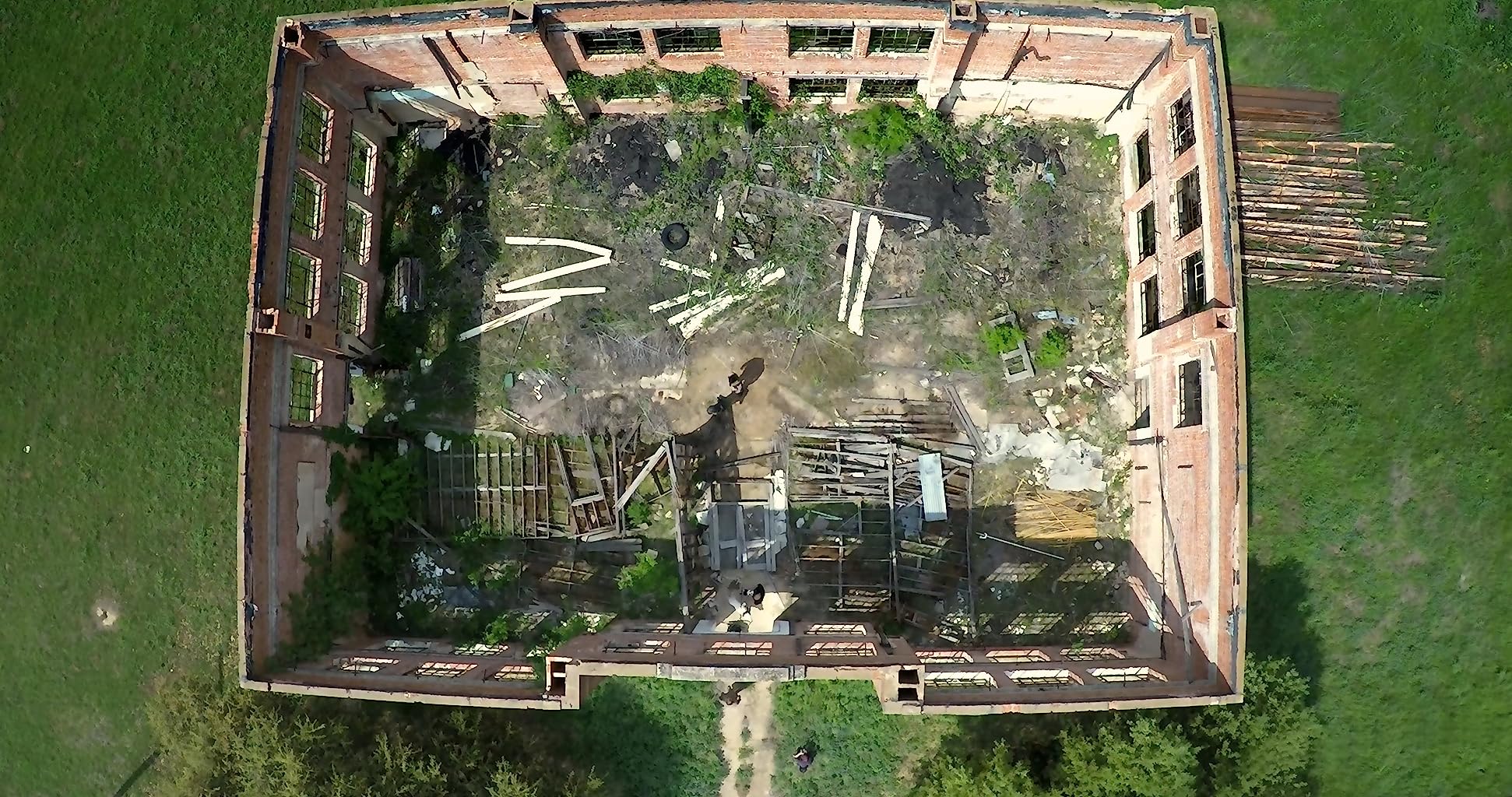 Фото - : 1942x1024 / 449 Кб