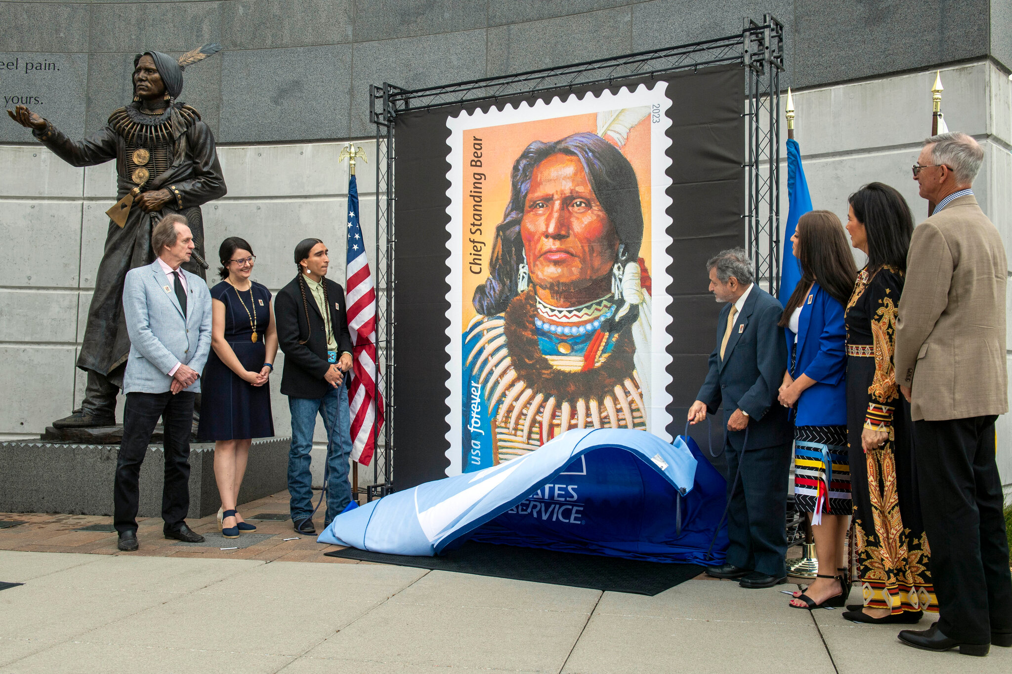 Фото - Standing Bear: 2048x1365 / 799.39 Кб