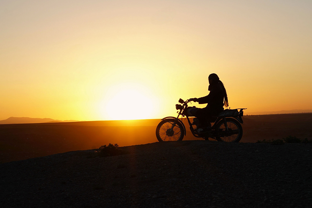 Фото - Прорезая скалы: 1001x668 / 262.9 Кб